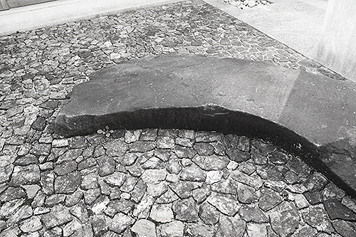 BREATHの中庭の溶岩石